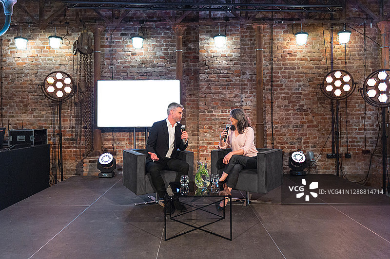 设计工作室里讨论中的中年人图片素材