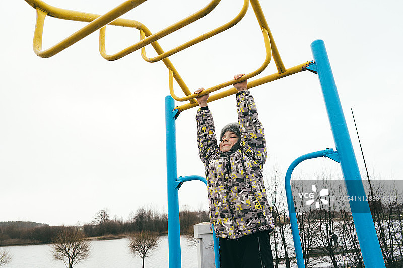 城市里的冬日男孩图片素材