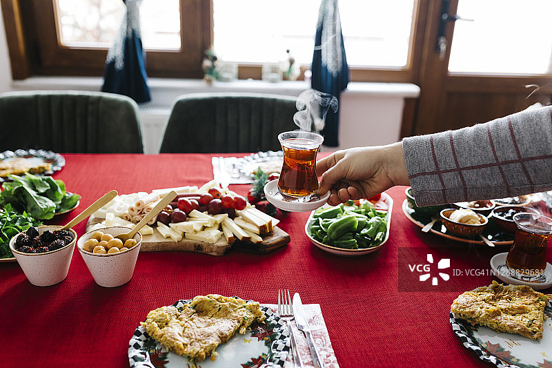 传统土耳其早餐：红茶、煎蛋卷和奶酪拼盘图片素材