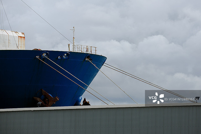 停泊在码头的船图片素材