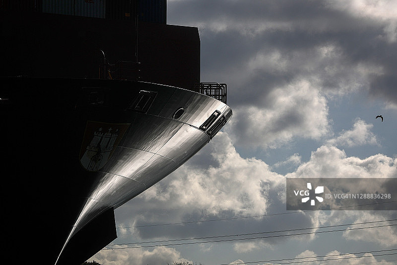 停泊在码头的船图片素材