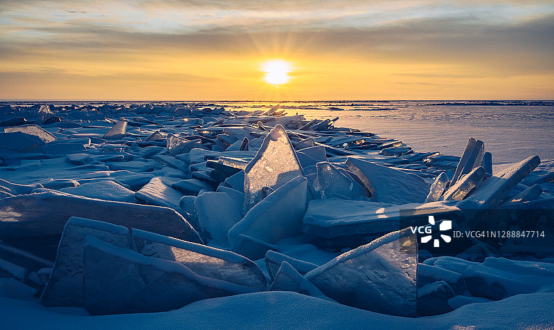 日出时分，贝加尔湖乌祖里湾冰丘景观图片素材