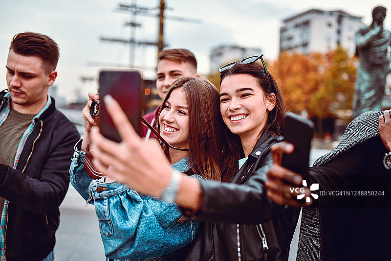 女性朋友作为旅游团一部分探索城市时自拍图片素材