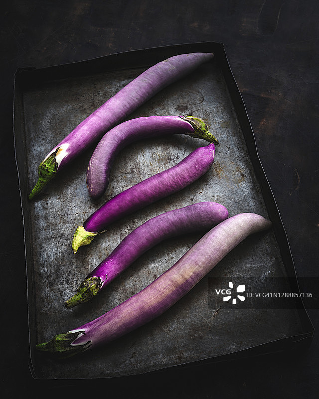 复古烤盘上的日式茄子图片素材