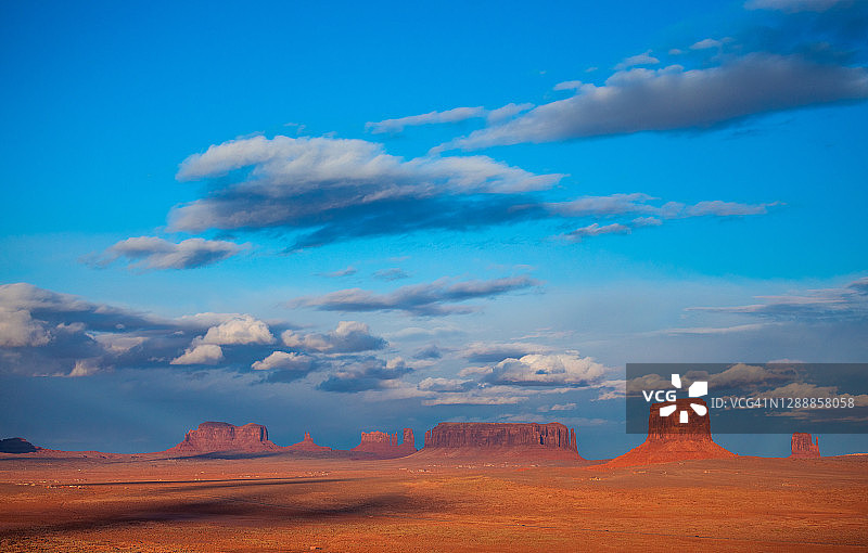 纪念碑谷部落公园上空的云彩，亚利桑那州，美国图片素材