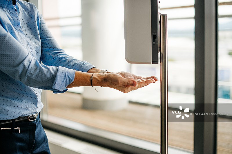 使用中的自动洗手液图片素材