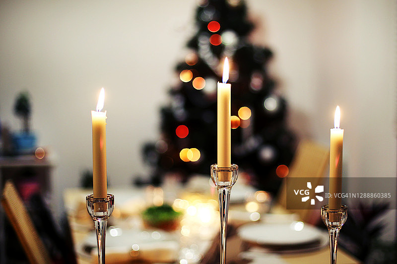 模糊节日背景上的圣诞蜡烛图片素材