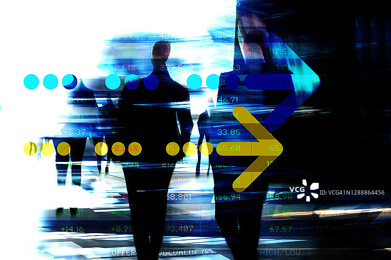箭头与商业人士和交易屏幕数据，模糊运动图片素材