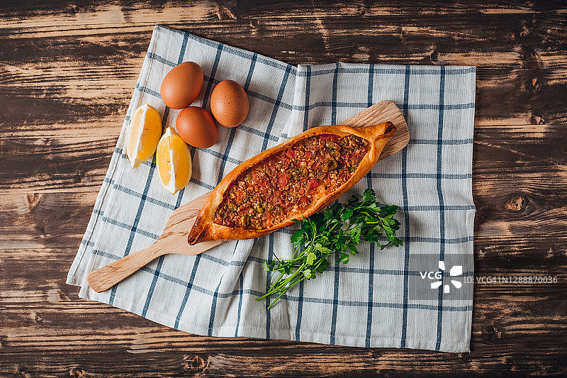 土耳其特色皮德饼：牛肉馅饼图片素材