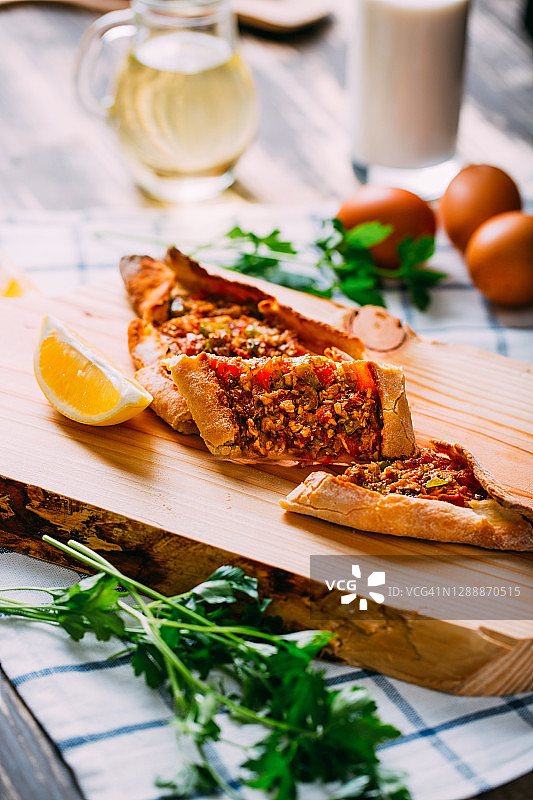 土耳其特色皮德饼：牛肉馅饼图片素材