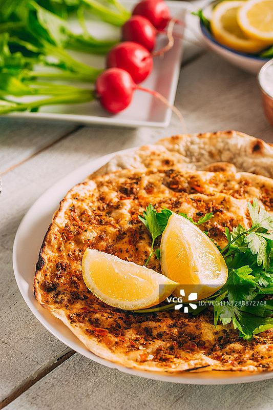 美味的土耳其传统拉赫麦军薄饼图片素材