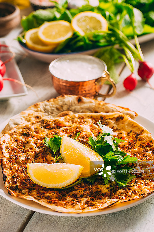 美味的土耳其传统拉赫麦军薄饼图片素材