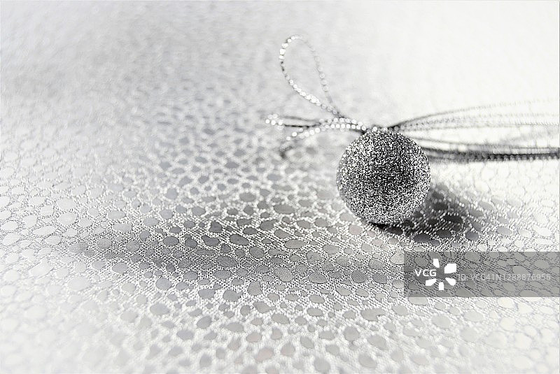 银色背景上的装饰圣诞球图片素材