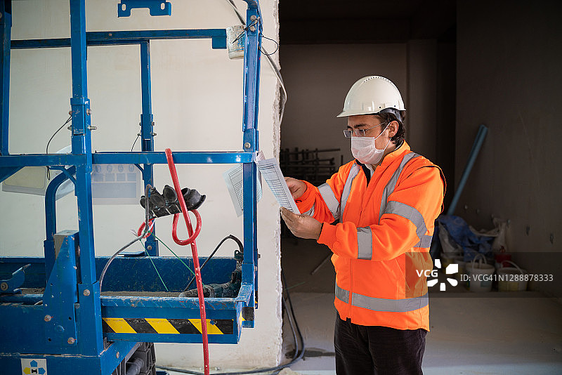 男人工程师检查工厂用叉车的文件图片素材