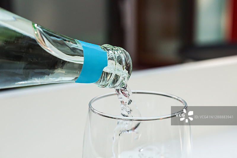 将气泡水倒入玻璃杯中图片素材
