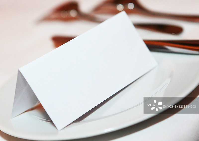 餐盘上的座位卡图片素材