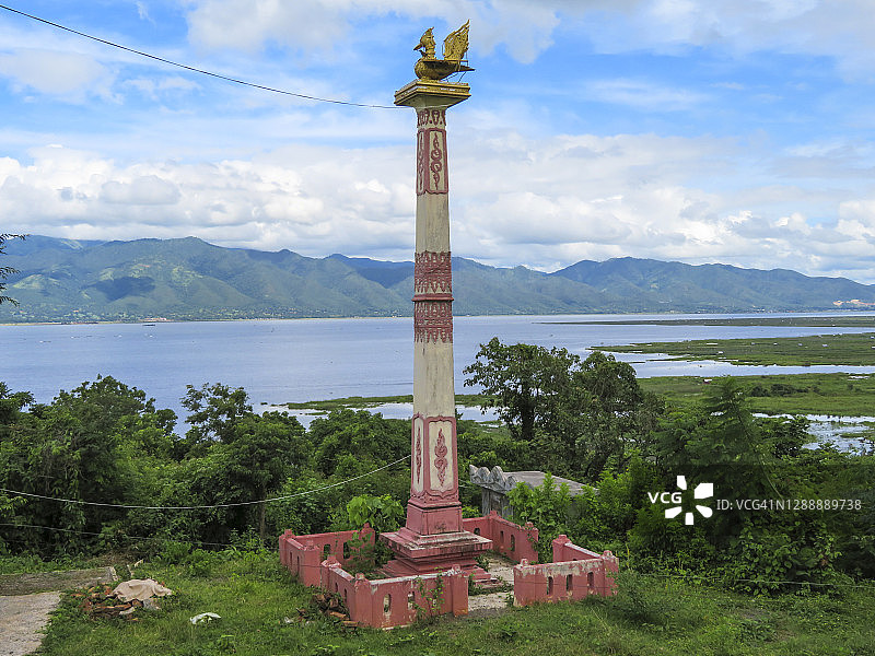 茵莱湖 - 金鸟塔图片素材