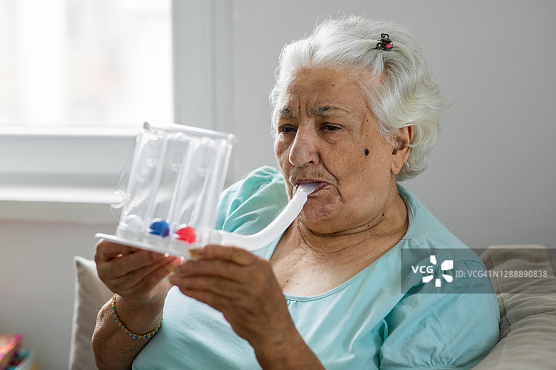 在家中有呼吸问题的年长的女人图片素材