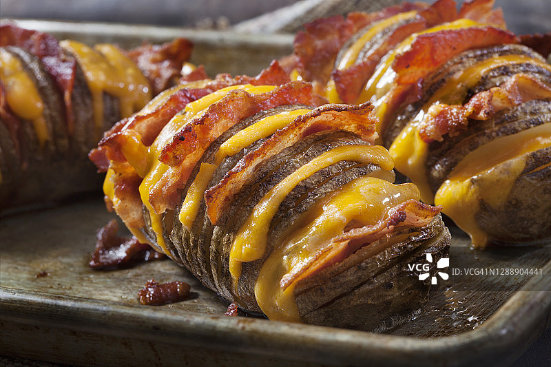 切达培根烤马铃薯配酸奶油和葱花图片素材