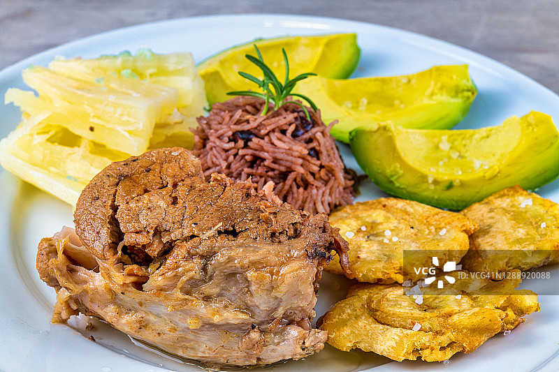 古巴美食：猪肉配黑豆饭图片素材