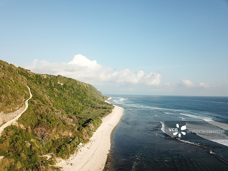 巴厘岛娘娘海滩的壮丽航拍景色图片素材
