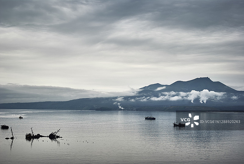 傍晚门捷列夫火山轻雾船只和昏暗天空图片素材