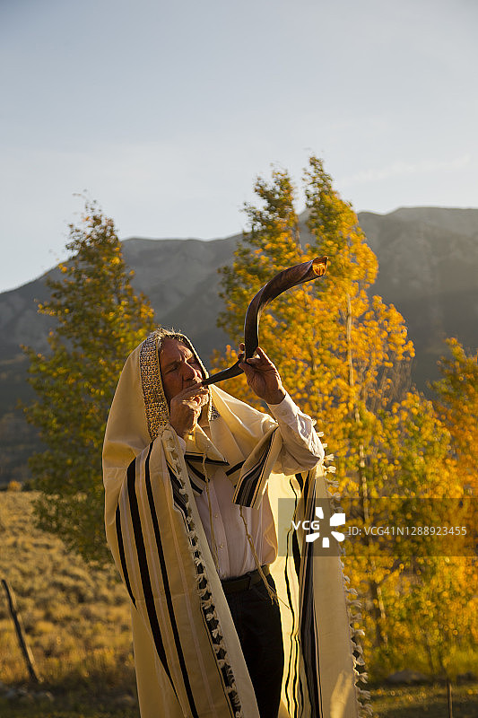 吹羊角号的犹太教礼拜领唱图片素材