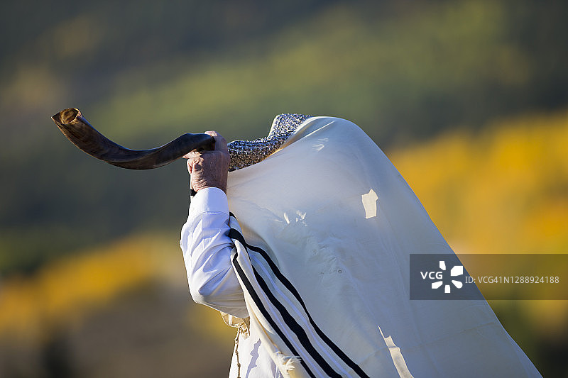 吹羊角号的犹太教礼拜领唱图片素材
