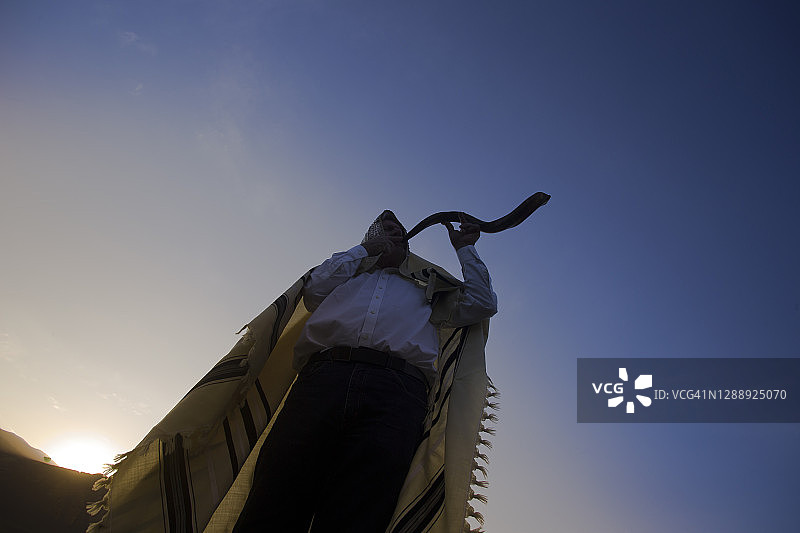 吹羊角号的犹太教礼拜领唱图片素材