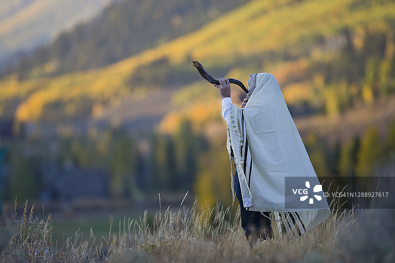 吹羊角号的犹太教礼拜领唱图片素材