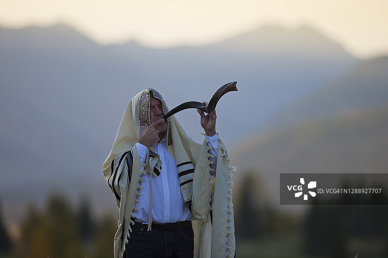 吹羊角号的犹太教礼拜领唱图片素材