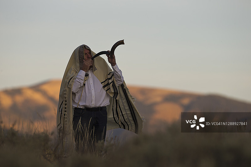 吹羊角号的犹太教礼拜领唱图片素材