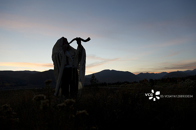 吹羊角号的犹太教礼拜领唱图片素材