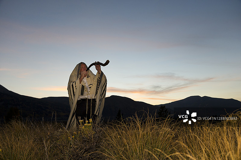 吹羊角号的犹太教礼拜领唱图片素材