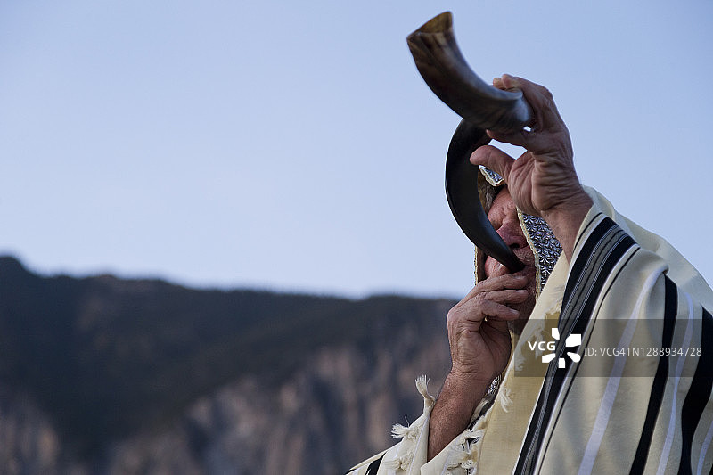 吹羊角号的犹太教礼拜领唱图片素材