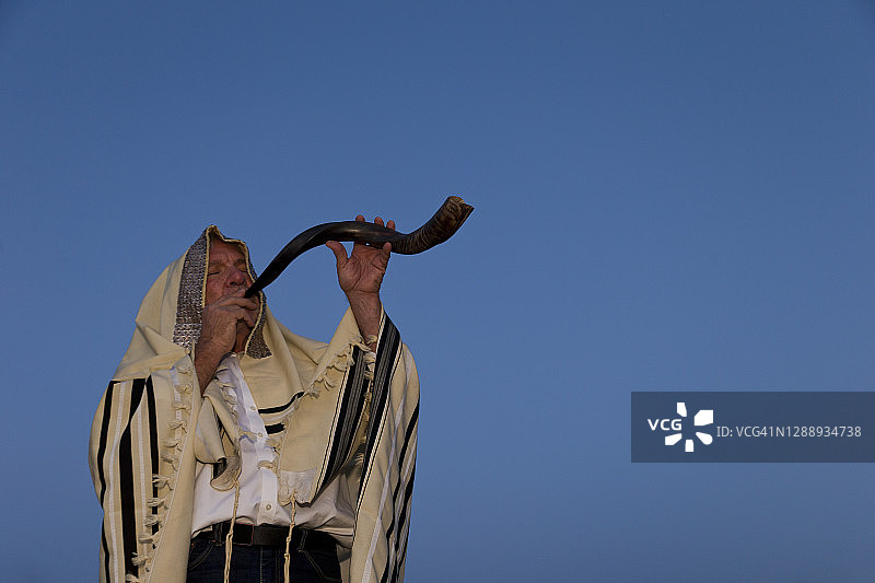 吹羊角号的犹太教礼拜领唱图片素材