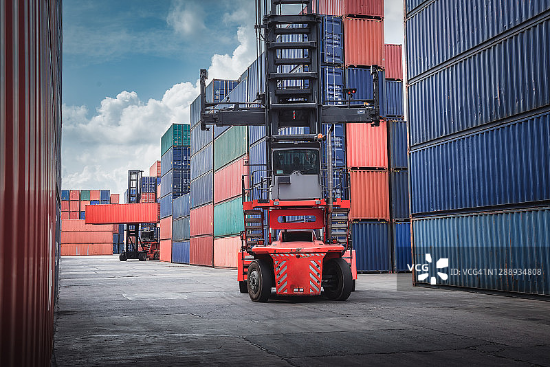 集装箱货运港口堆场仓储物流运输工业。堆叠的集装箱进出口配送仓库。运输物流工业。图片素材