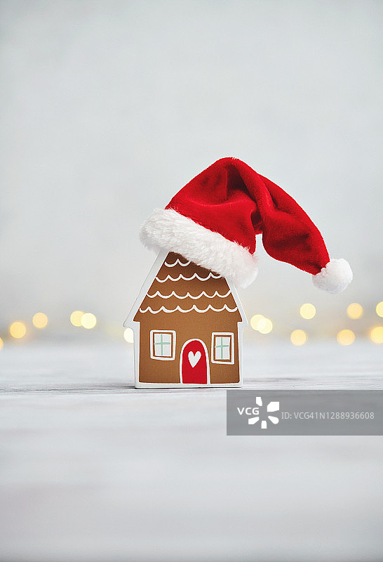 圣诞节背景与戴着圣诞帽的小姜饼屋图片素材