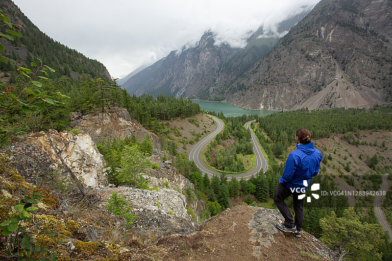 利卢埃特观景台俯瞰马蹄弯公路图片素材