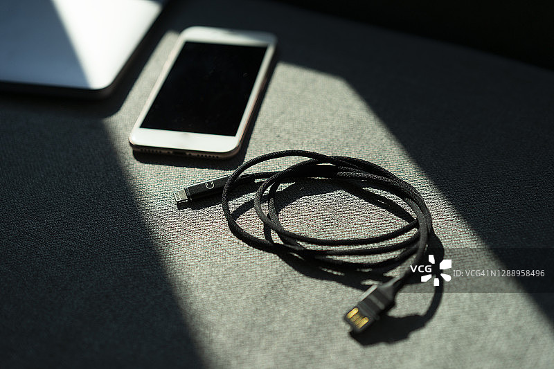 广角智能手机充电设备和笔记本电脑图片素材