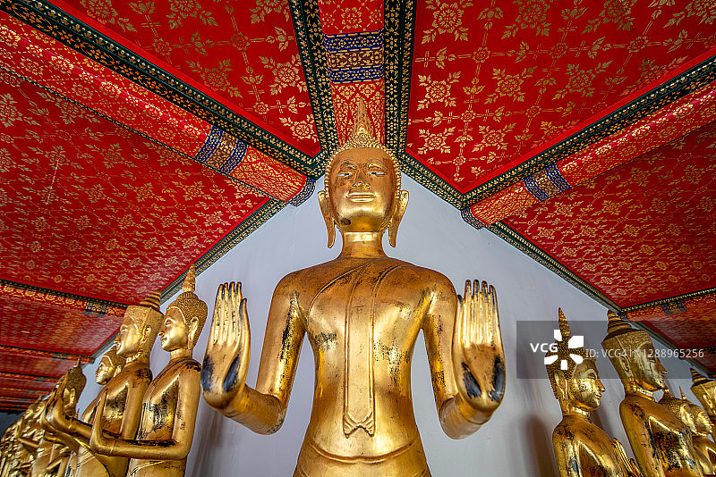 泰国寺庙中精美的金色佛像图片素材
