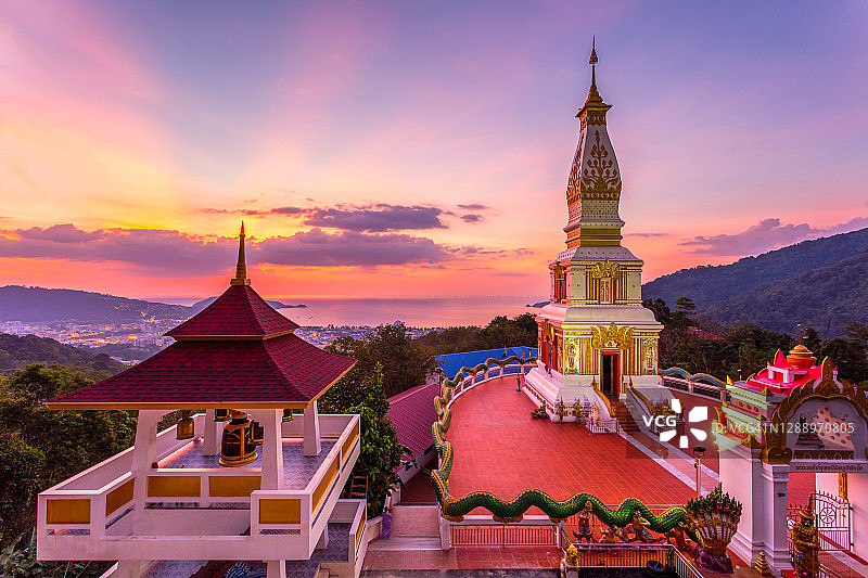 芭东山顶的“Doi thep nimit monastery”寺庙的日落美景图片素材