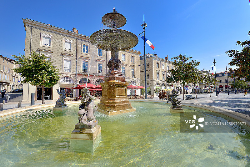 卡斯特尔广场喷泉，让·饶勒斯广场，马图林·莫罗雕塑，建于1867年图片素材