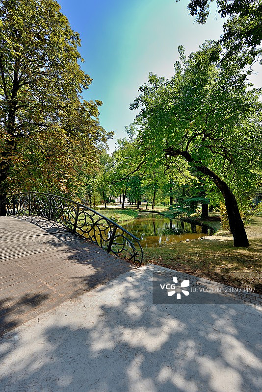 卡斯特尔的邮件花园： footbridge 和水体图片素材