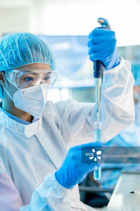 亚洲科学家使用试管图片素材