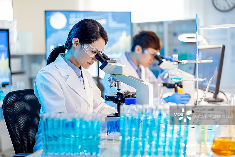 亚洲科学家使用显微镜图片素材