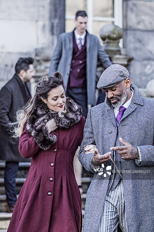 旧城里一对复古黑帮情侣的特写图片素材