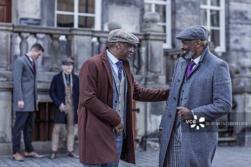 旧城里的两个复古黑帮男人图片素材
