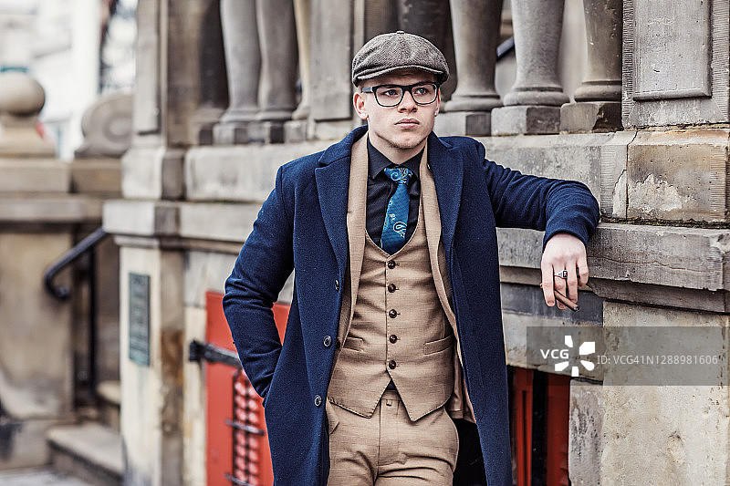 旧城中的复古黑帮男子肖像图片素材