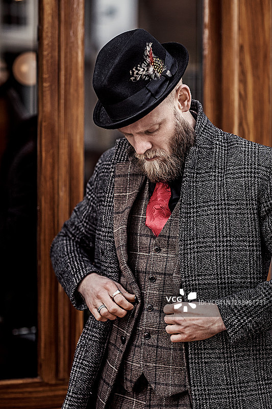 旧城中的复古黑帮男子肖像图片素材